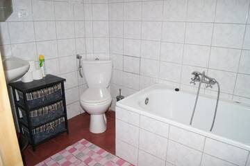 Фото номера Дом с 4 спальнями Загородные дома Kamienna Chata г. Urowo 6